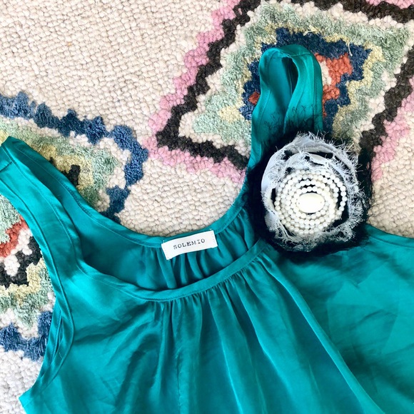 ☘️Silk Emerald Top with Pearl Flower Detail - Picture 3 of 7